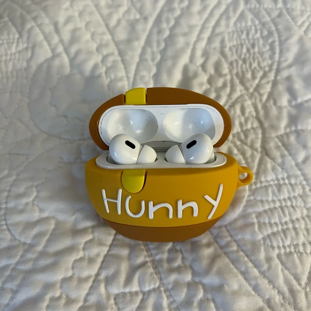 Winnie the Poo inspired Apple Airpod Pros case. (Airpods not included)